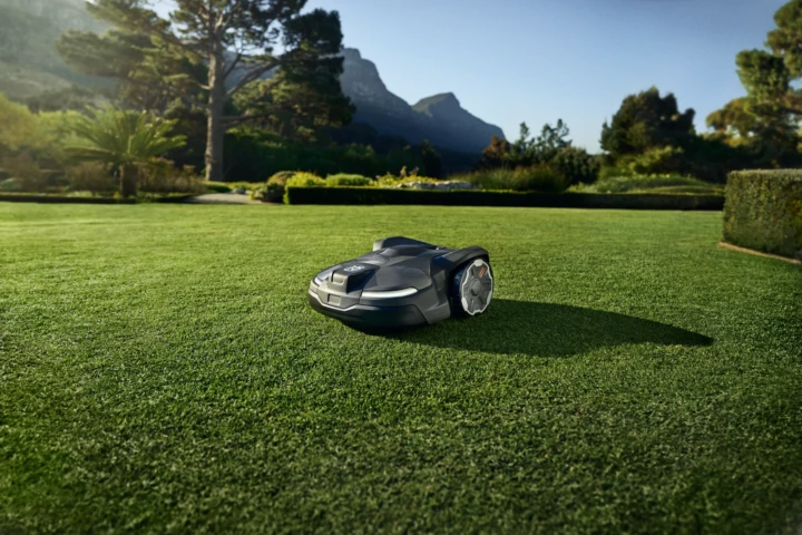 Automower-430X-NERA-uai-720x480 En svart robot på ett grönt gräsfält.